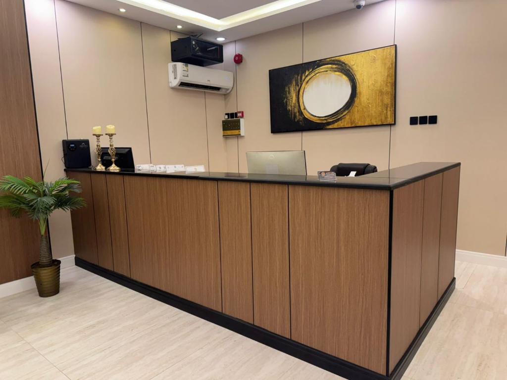 a lobby with a reception desk with a laptop on it at براون هاوس للشقق المخدومة in Quai