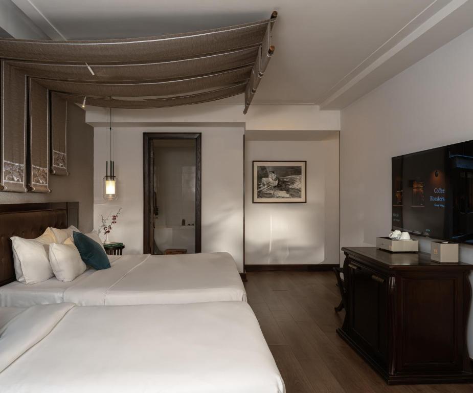 Luxury Triple Room (Daily free Minibar & (1) time Afternoon Tea)