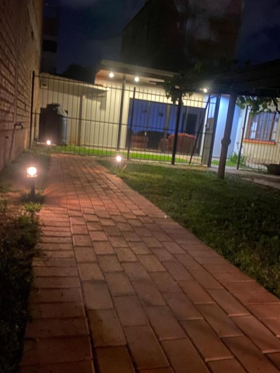 ceglany chodnik z dwoma światłami w nocy w obiekcie DEPA Andres w mieście Cochabamba
