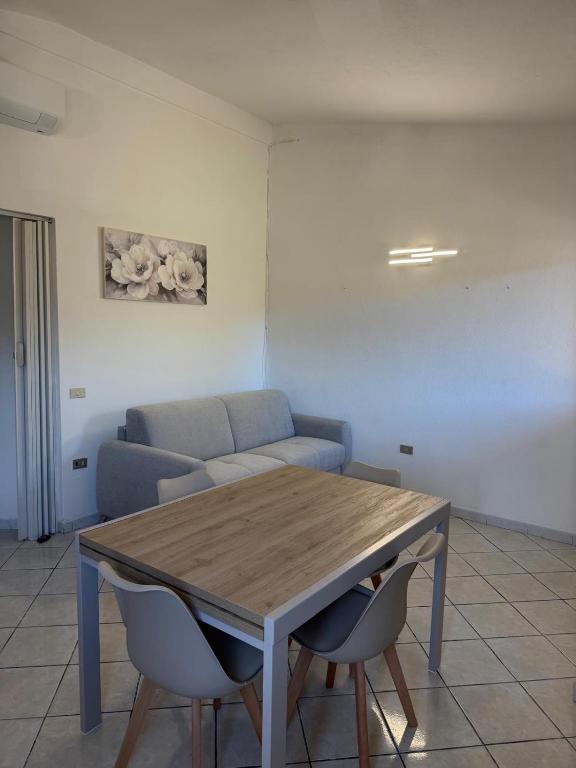 a living room with a table and a couch at Il Nido 1 di San Pietro in Budoni