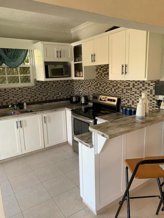 Kuhinja ili čajna kuhinja u objektu Madeline House