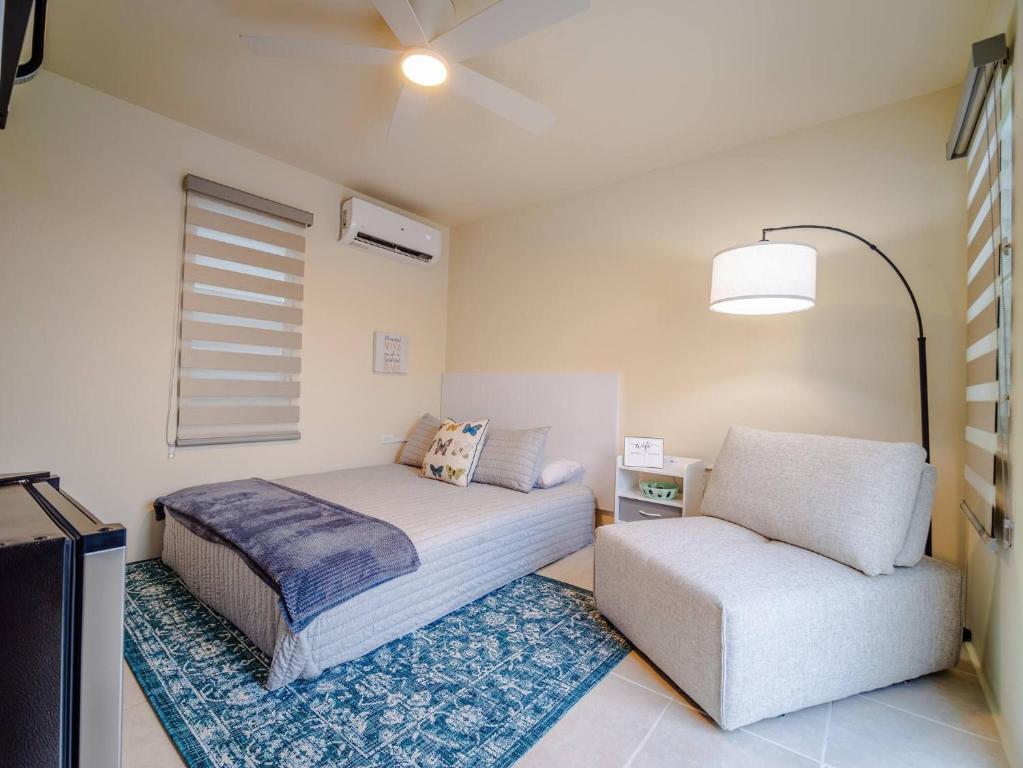 a bedroom with a bed and a chair in it at El Apartamento Nuestro in Isabela
