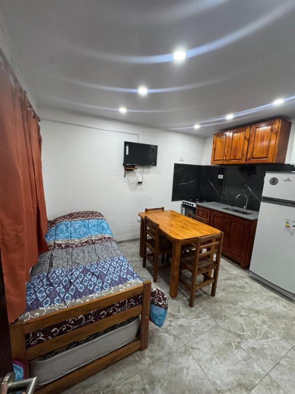 a kitchen with a bed and a table in a room at VEO Apartamentos in Santa Clara del Mar