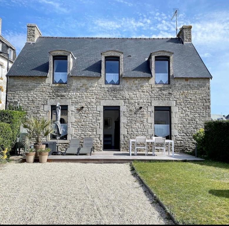 a stone house with two chairs in front of it at El-Argalora-Bihan in Plobannalec-Lesconil