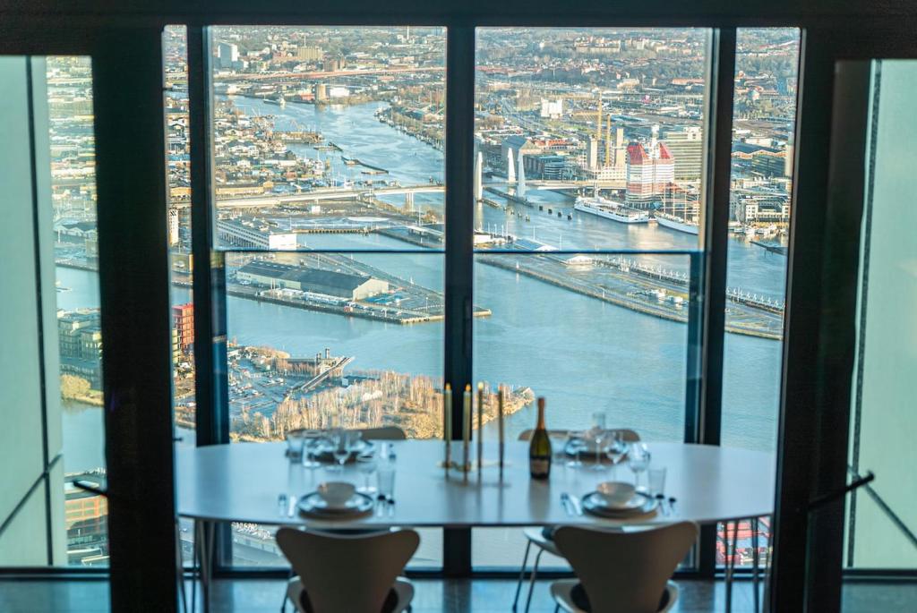 Curated visual reference: Gallery Detail: Penthouse Suite 70Th Floor Karlatornet Gothenburg Gotemburgo Preços