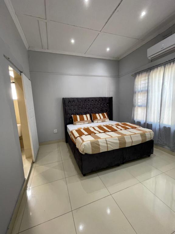 a bedroom with a bed in a room at Davidson Lodge in Goodwood