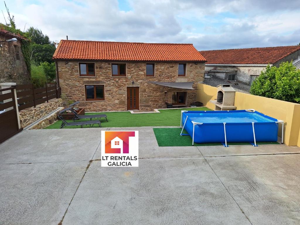 a house with a yard with a trampoline at Casa Campecha in Noya