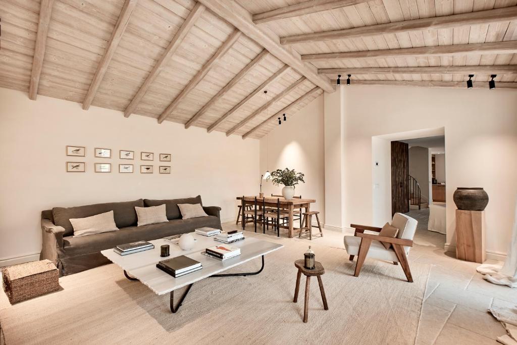 a living room with a couch and a table at Casa Do Gaiteiro in Melide