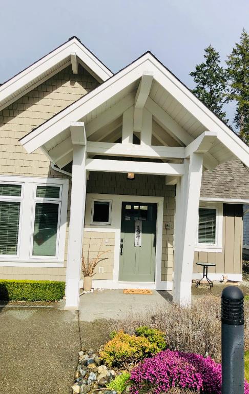 a house with a green front door at Qualicum Landing Seaside Vill in Qualicum Beach