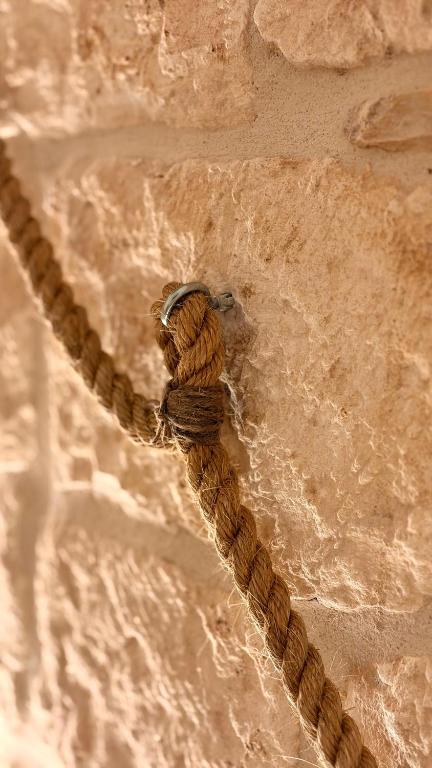a rope is tied to a wall at Lumia - Casa Vacanze in Martina Franca