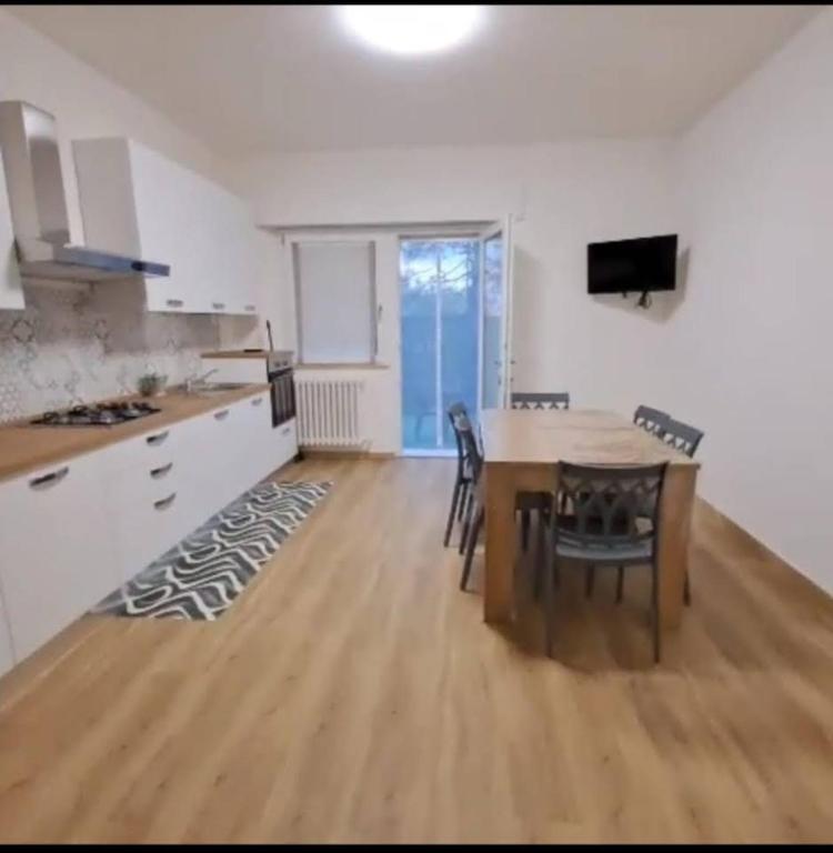 a kitchen and dining room with a table and chairs at Casa Margherita in Castelfidardo