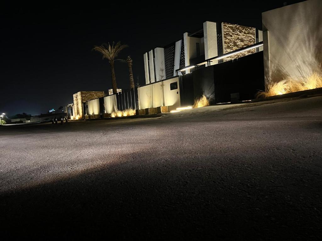 an empty street in front of a building at night at اصيلة فيلا Asilah Villa in Buraydah