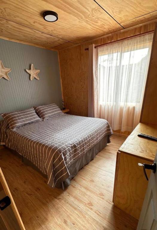 a bedroom with a bed with stars on the wall at Cabaña Elizabeth in Cochrane