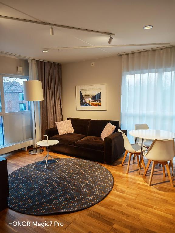 ein Wohnzimmer mit Sofa und Tisch in der Unterkunft Tellus Apartment in Lund