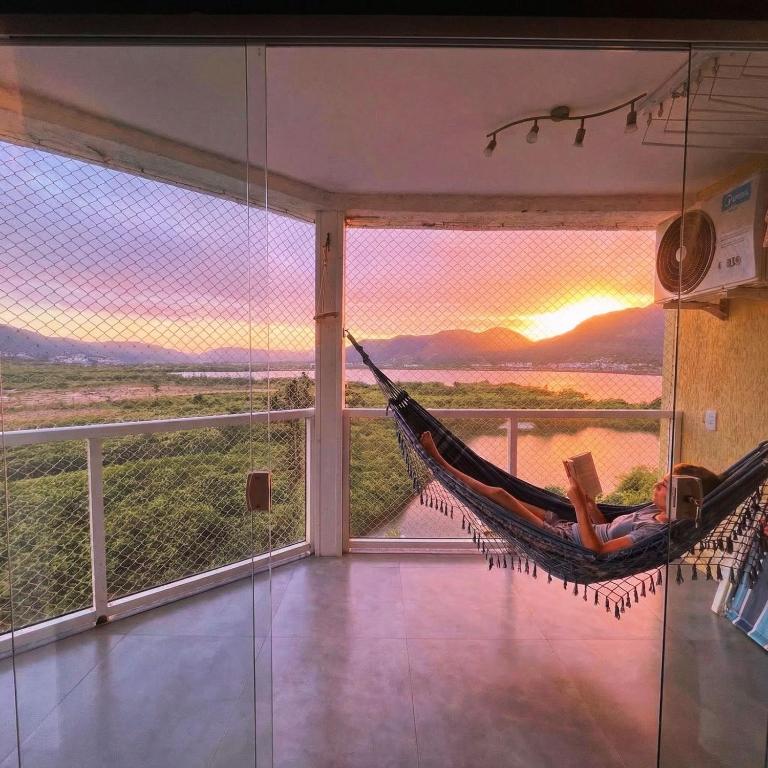 a hammock in a room with a view at Camboflat in Niterói