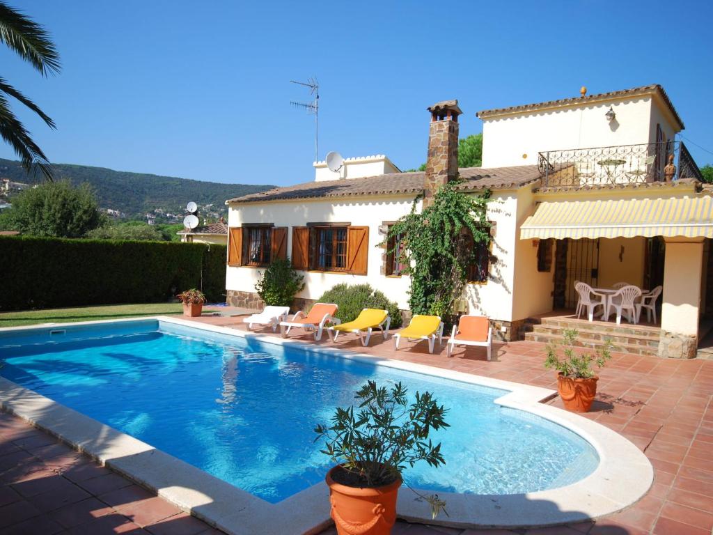 カロンジェにあるPeaceful Villa in Calonge Spain with Swimming Poolのヴィラ(家の前にスイミングプール付)