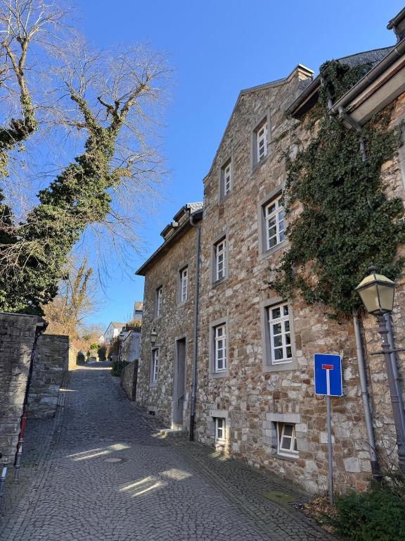 an old stone building on a cobblestone street at Altstadtnest - gemütliche Wohnung nahe der Burg in Donnerberg