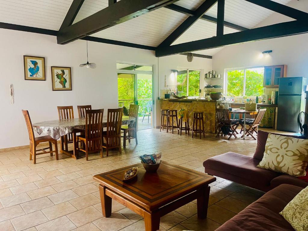 a living room with a couch and a table at Villa BOUDDHA- Raiatea in Uturoa