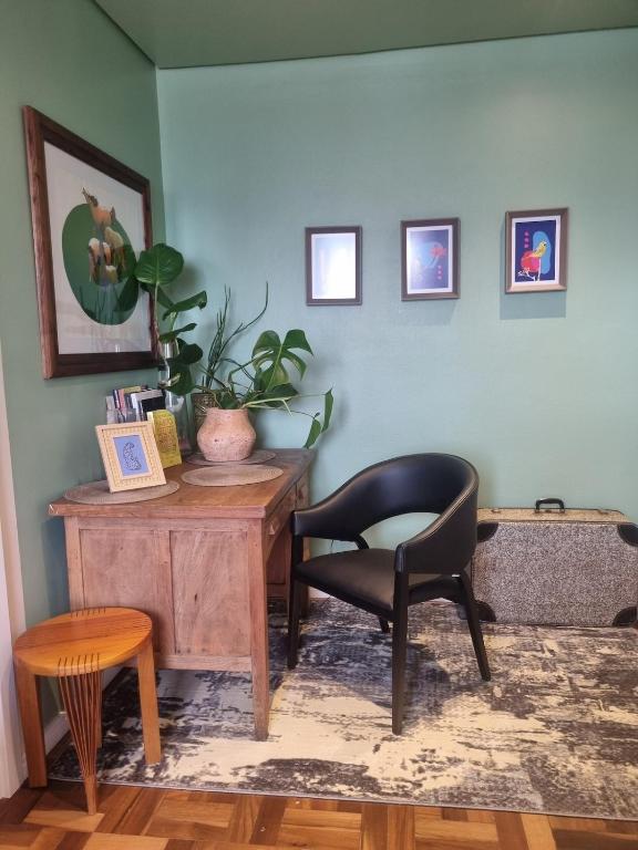 a chair and a desk in a room at Céu Sol Sul in Porto Alegre