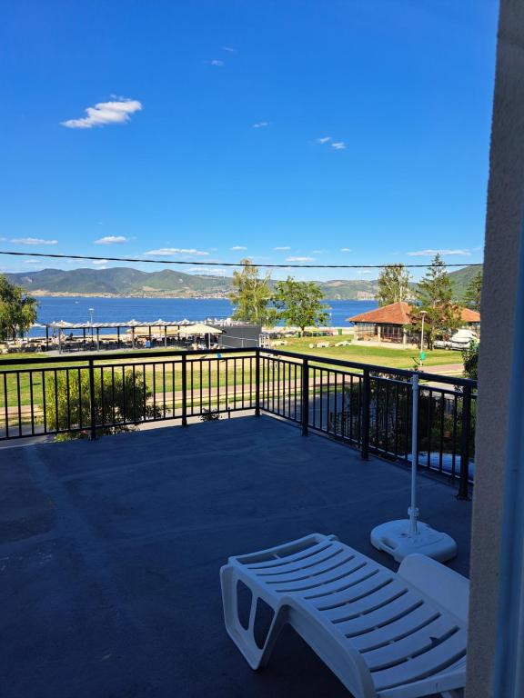 a balcony with a bench and a view of the ocean at Apartmani Đorđević in Golubac