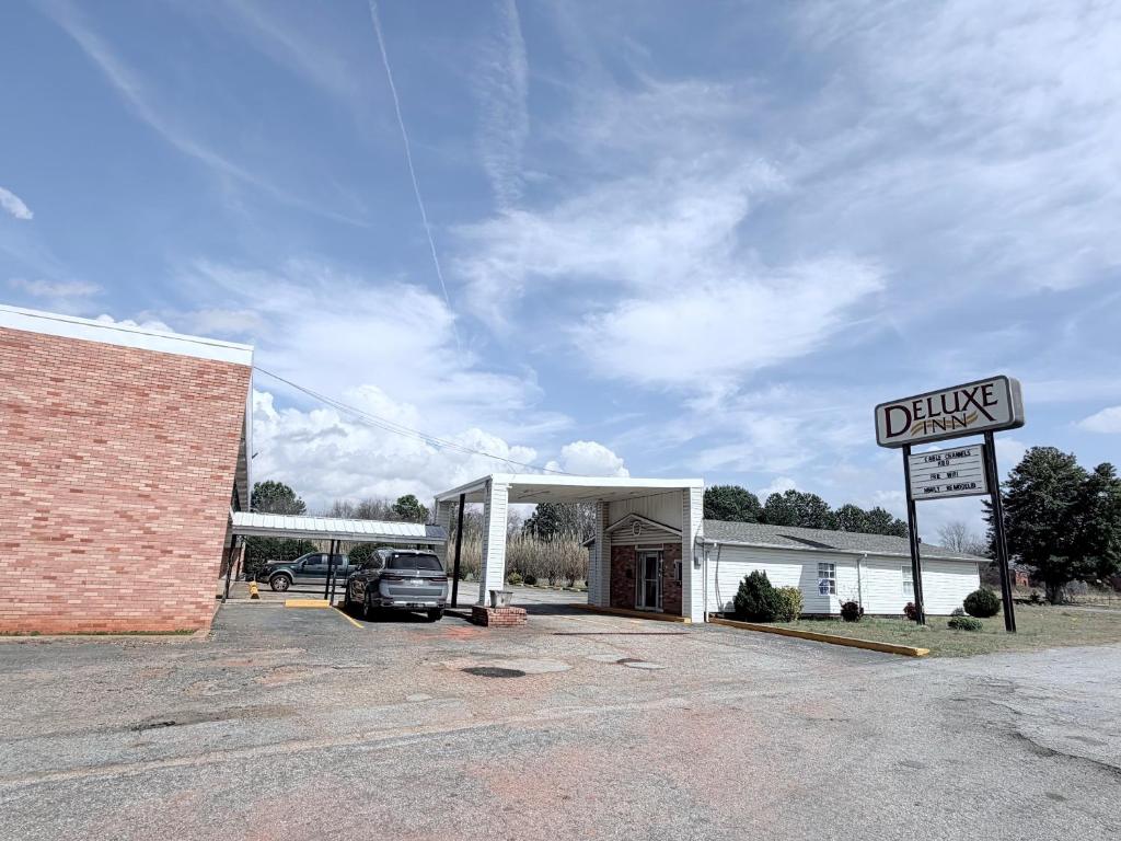 a garage with a sign in a parking lot at Deluxe Inn in Mauldin