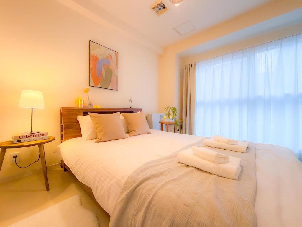 a bedroom with two beds and a window at Odori 601 Max 7 guests Odori Park 4m Tram 2m Subway 4m in Ōdōri