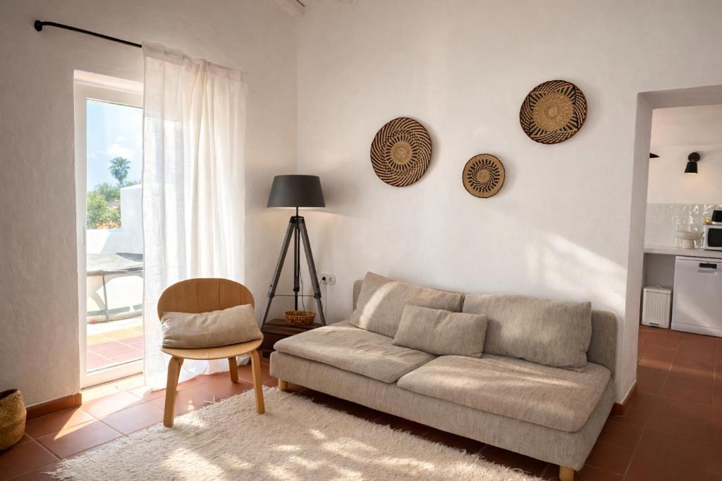 a living room with a couch and a chair at Casa das Lages in Pedrógão