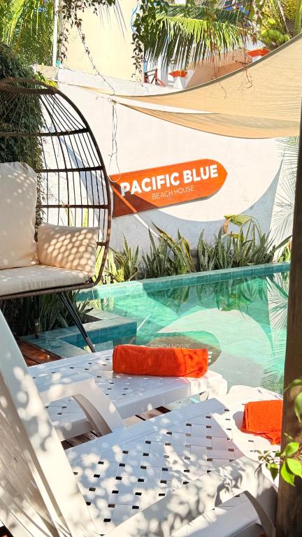 un tavolo e delle sedie e un cartello con la scritta Pacific Blue di Pacific Blue a Monterrico