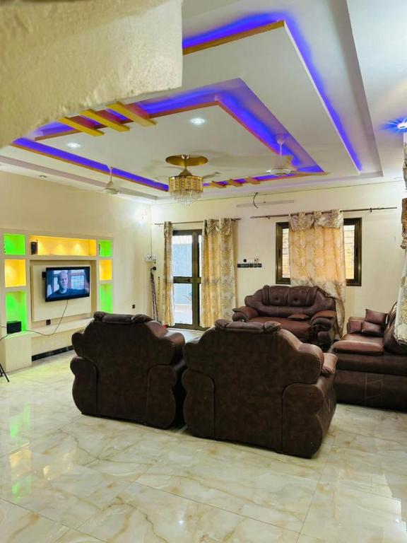 Villa 4 chambres salon disponible à Bobo derrière l'aéroport à Belleville