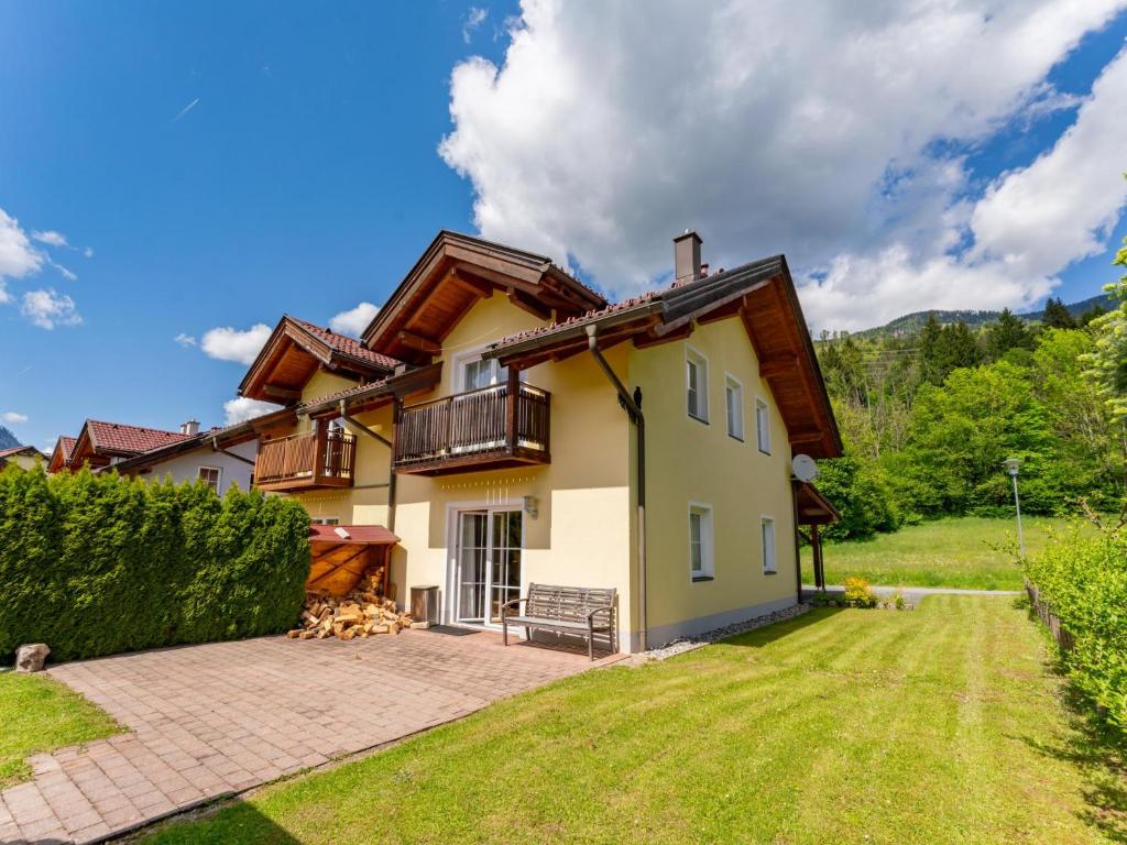 a house with a balcony and a yard at Gailblick in Kötschach