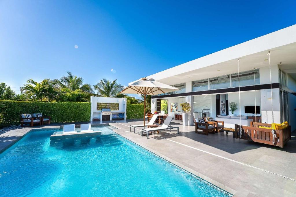 Beachside 2 Bedroom Villa with Pool and Resort Amenities - White Villas - v7