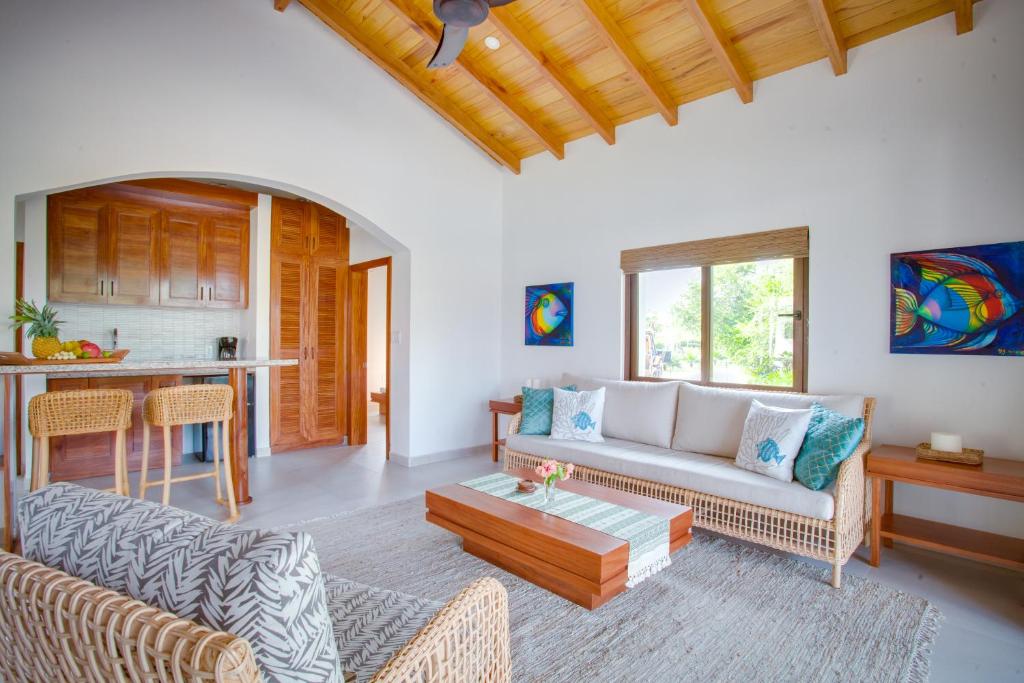ein Wohnzimmer mit einem Sofa und einem Tisch in der Unterkunft Naïa Resort and Spa in Placencia Village