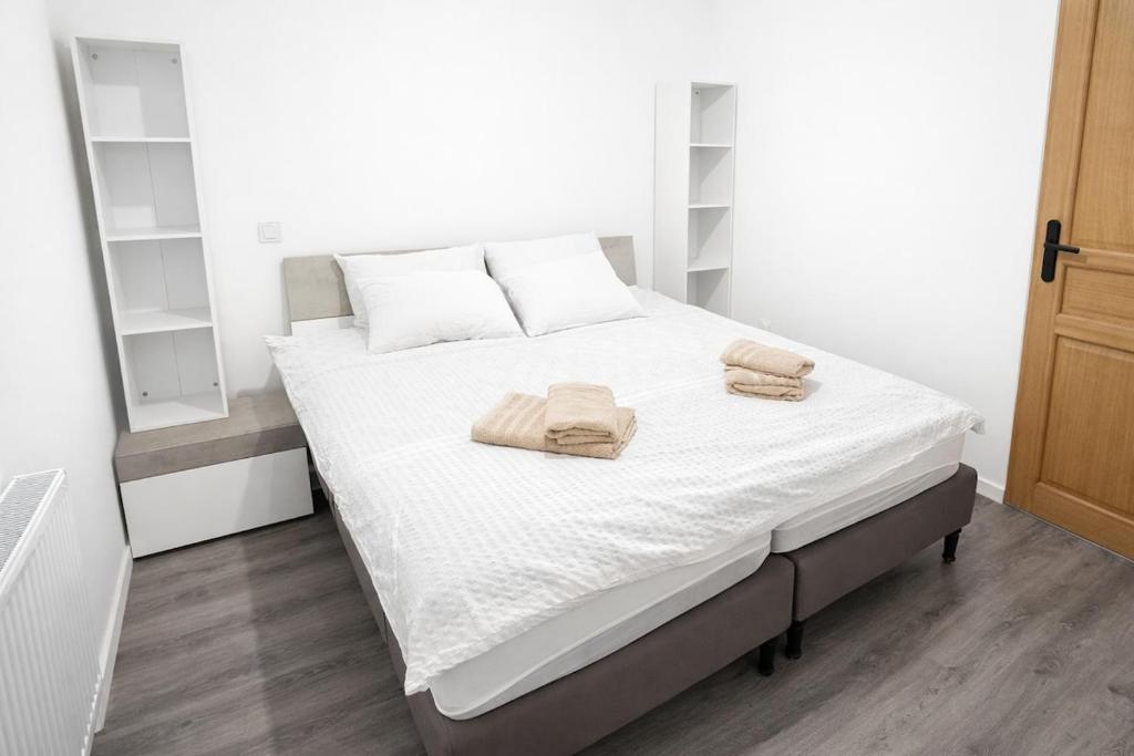 a bedroom with a bed with two towels on it at Bel appartement T2 centre historique in Auxerre
