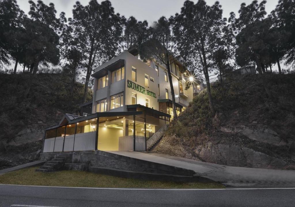 a building on the side of a hill at Sumer Hotel in Sarahan