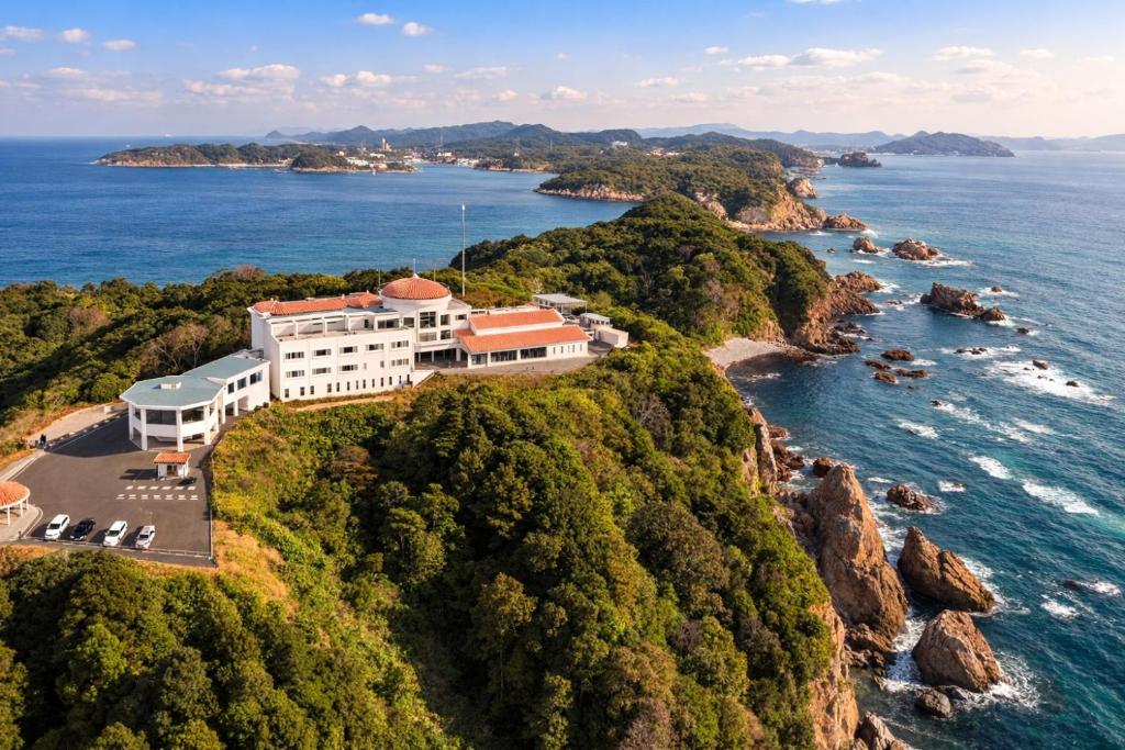 an aerial view of a hotel on a cliff next to the ocean at 天海の城 in Saikai