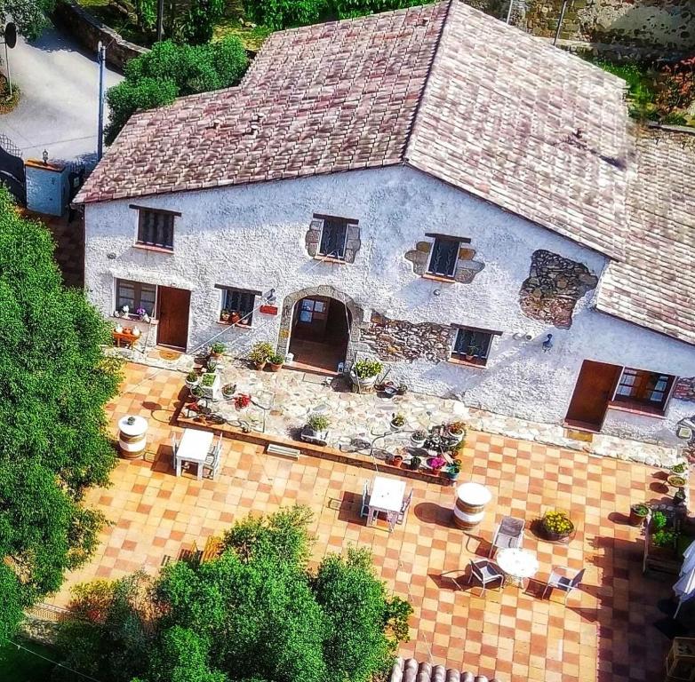 an overhead view of a large stone house with a patio at Hotel Rural Masía Can Felip in Llinars del Vallès
