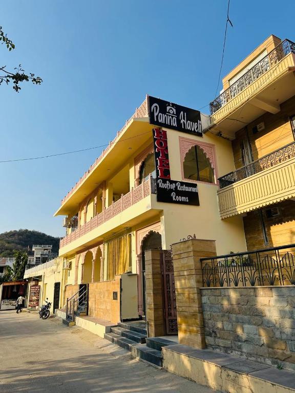 a building with a sign for a tomato house at Hotel Panna Haveli in Jaipur