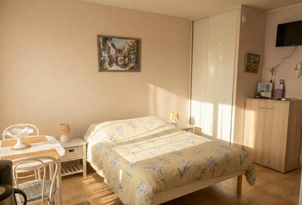 Кровать или кровати в номере Agréable Studio