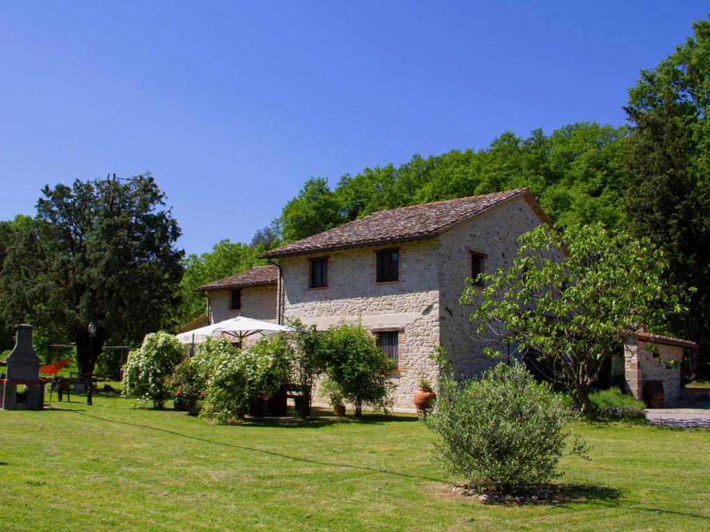 PietrafittaにあるCozy Holiday Home in Pietrafitta Umbria with Gardenの草原の古石造家