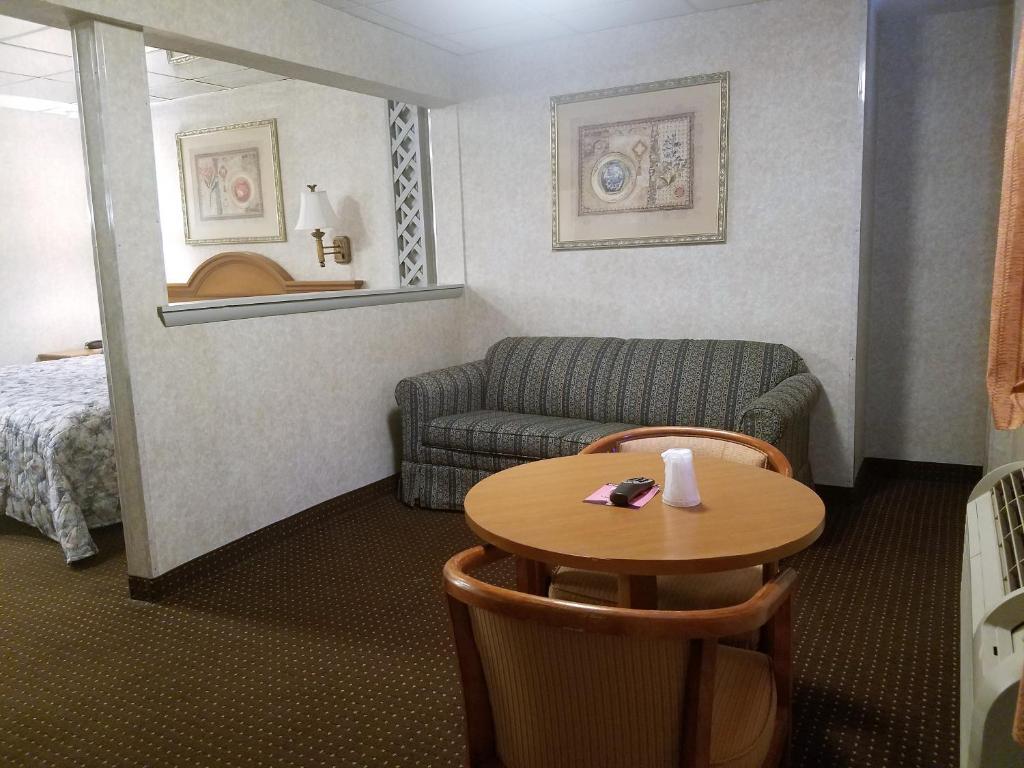 Travelers Lodge - Superior King Room