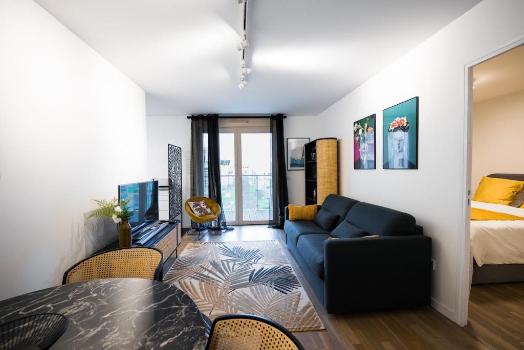 a living room with a couch and a bed at Sky One La Defense in Courbevoie