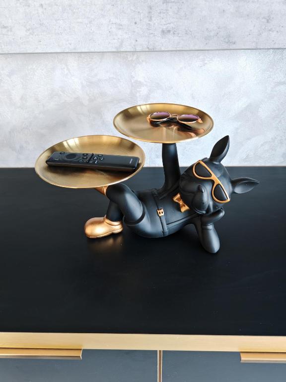 a cake with a dog holding a table with a remote control at Dream Home in Giroc