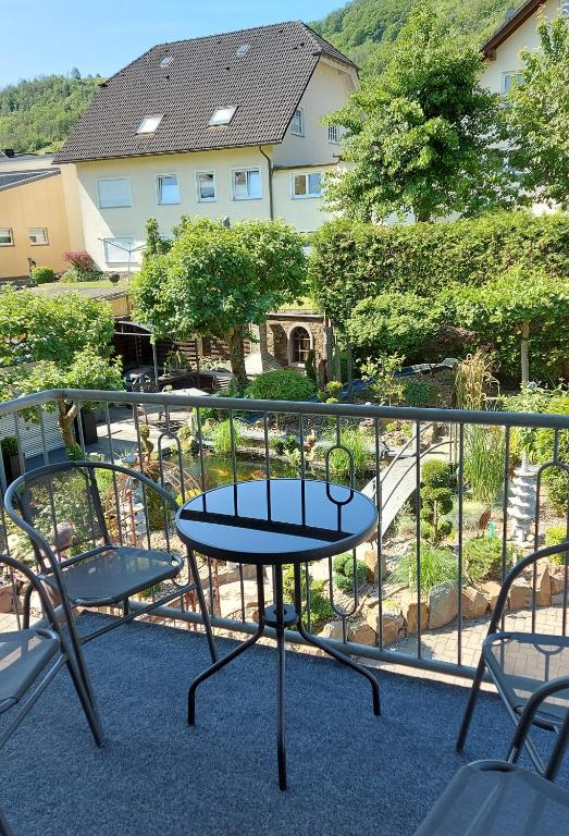 a table and chairs sitting on top of a balcony at Ferienwohnung Pellenz in Bremm