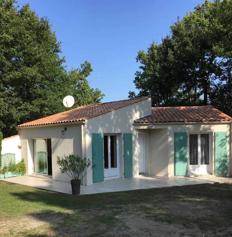 Maison individuelle في القديس أوجستين: بيت أبيض صغير بأبواب خضراء