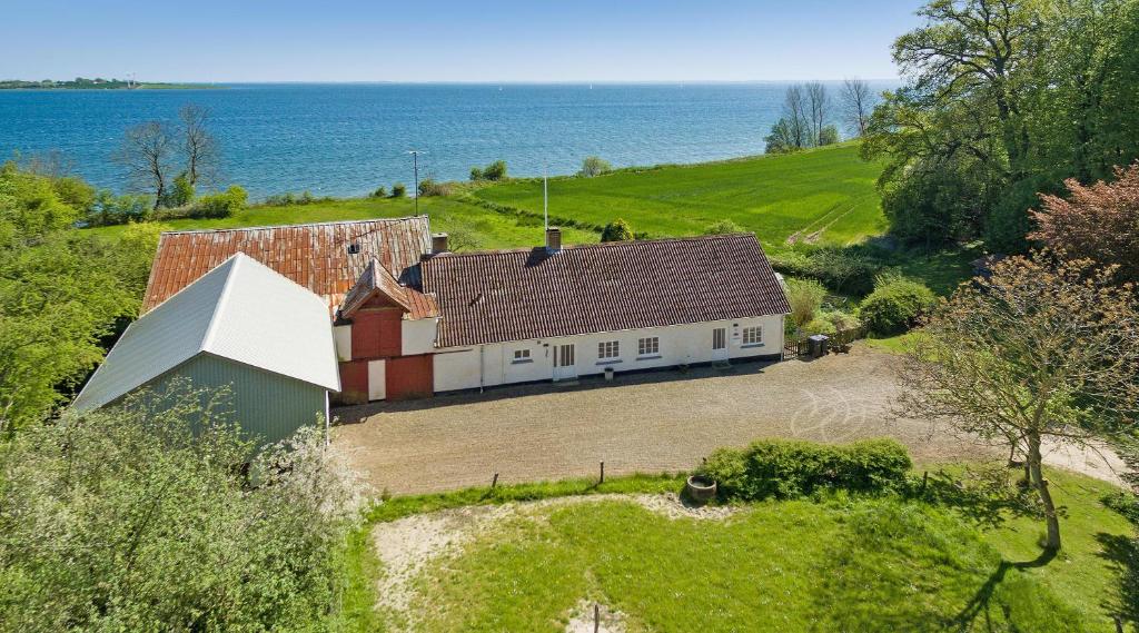 una vista aérea de una casa en una colina junto al océano en Strandhuset, en Sønderborg