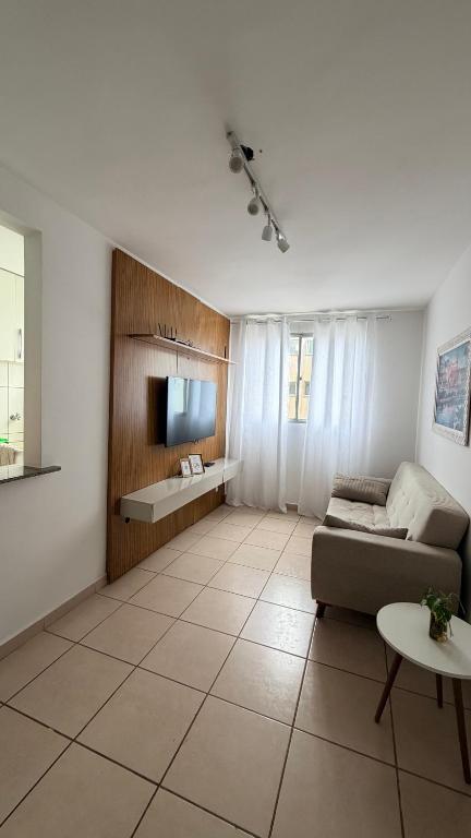 a living room with a couch and a flat screen tv at Apartmento Valencia in Franca