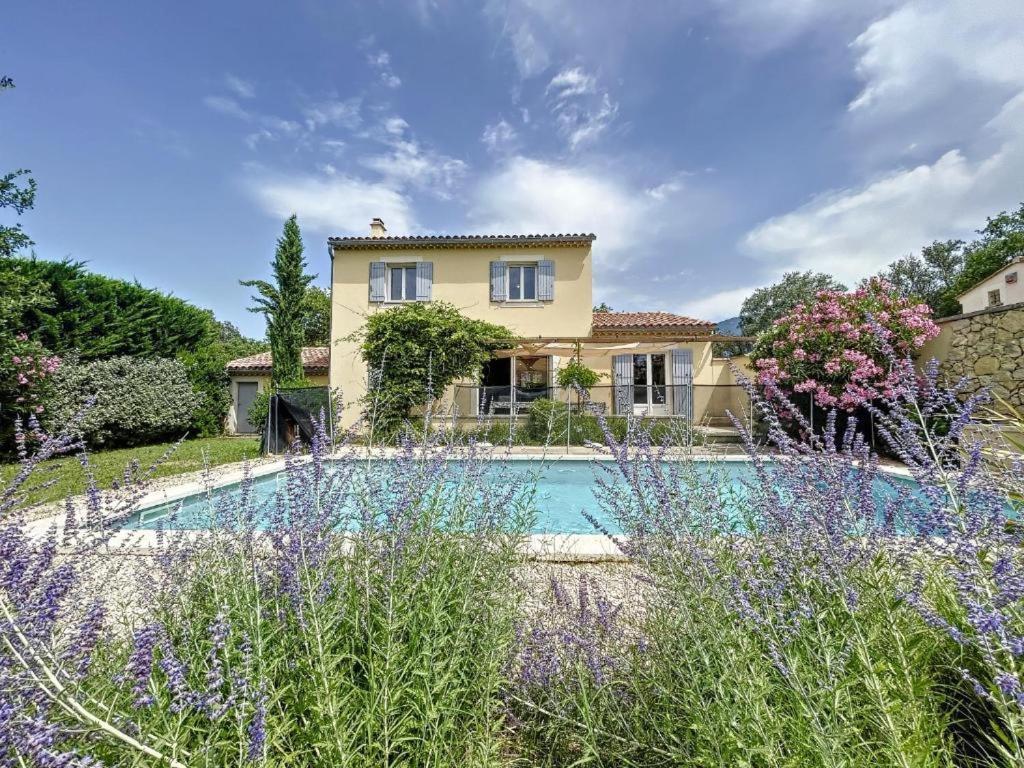 Maison LEA في بيدوان: منزل به مسبح في حديقة
