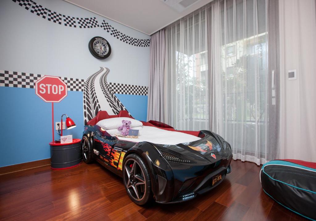 Somerset Jeju Shinhwa World - Three-Bedroom Apartment With Kids Racing Car Bed