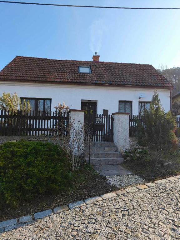 a white house with a fence in front of it at Chaloupka Rozmarýna in Srbce