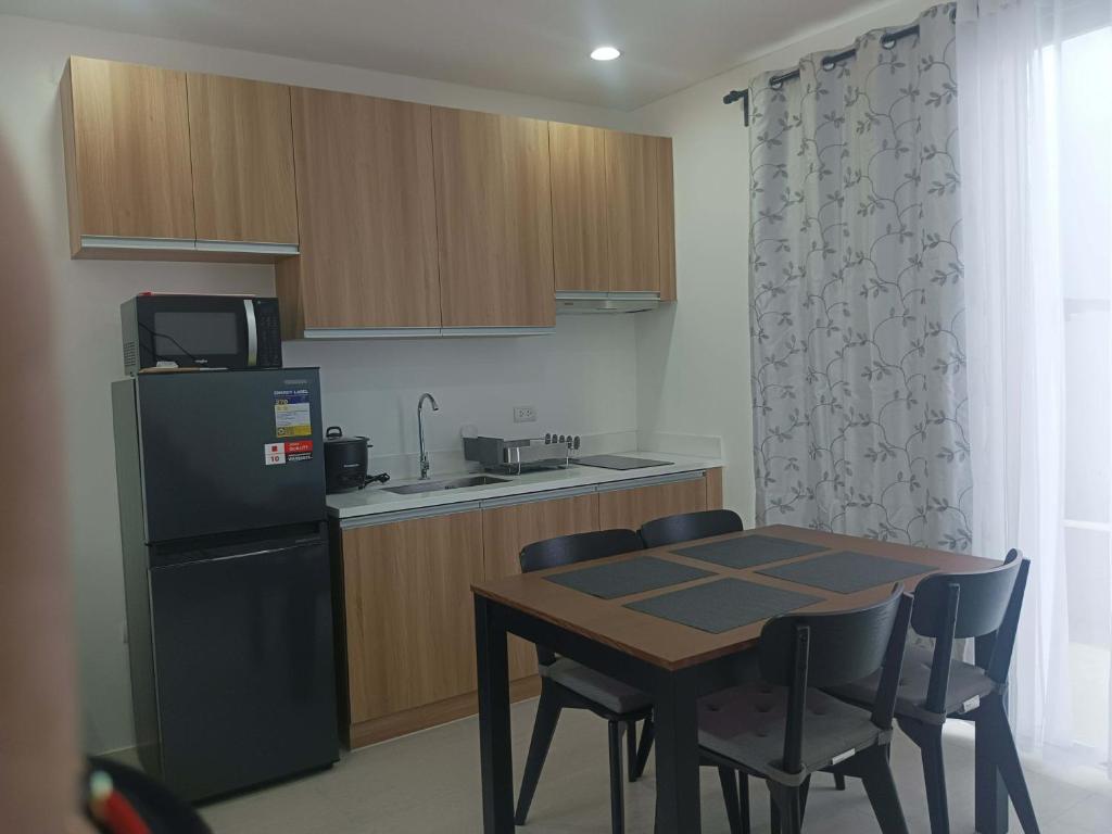a small kitchen with a table and a black refrigerator at Casa Joseph in Aga